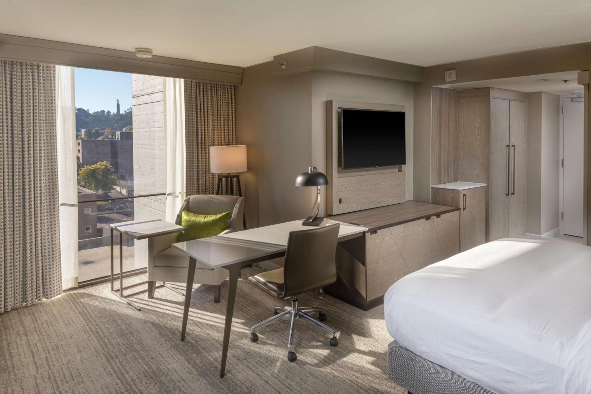 Hotel Hilton Downtown At Uab 4*
